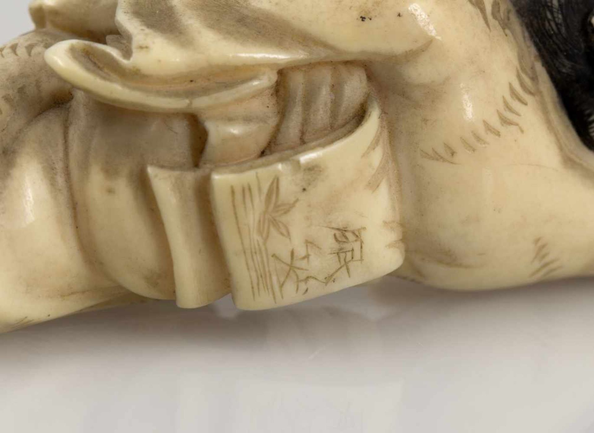 Netsuke ruhende Okame mit KatzeElfenbein. Japan, spätes 19. Jh. L. 5 cm. Bitte beachten Sie, dass - Image 3 of 3