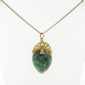 Jade-Anhänger an KetteGelbgold 585. L. 57 cm. Ca. 7,4 g.