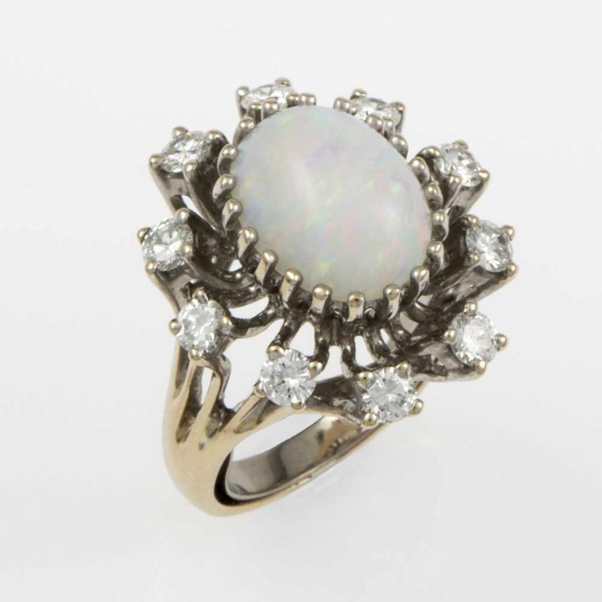 Eleganter Opal-Brillant-RingWeißgold 750. Ovaler Ringkopf ausgefasst mit weißem Opal ca. 1,5-1,7