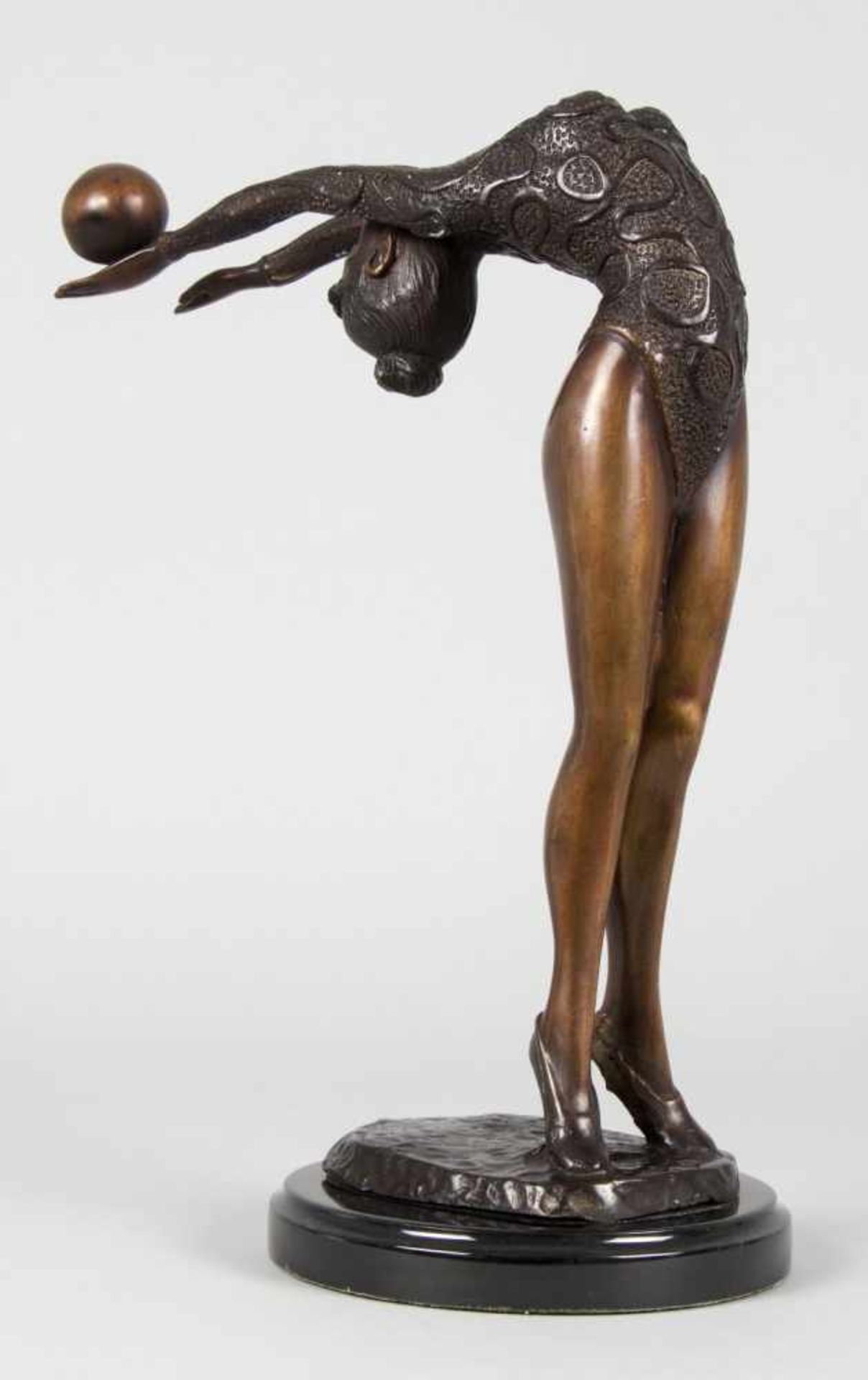 Unbekannt, 20. Jh.Tänzerin mit einem Ball. Stehender weiblicher Akt. 2 Bronzen, braun patiniert. - Bild 8 aus 8
