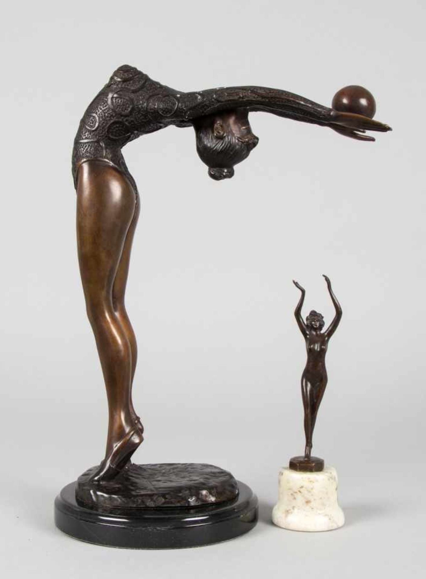 Unbekannt, 20. Jh.Tänzerin mit einem Ball. Stehender weiblicher Akt. 2 Bronzen, braun patiniert.