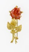 Brosche in Form einer RoseGelbgold 900 (geprüft). Blüte aus geschnittener Koralle. H. 4,3 cm. Ca.