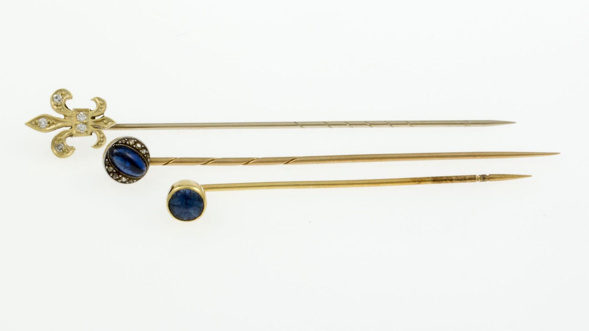 Drei KrawattennadelnGelbgold 585 (geprüft). U.a. Dia.-Rosen und blaue Spinelle. Zus. ca. 3,3 g. - Bild 2 aus 2