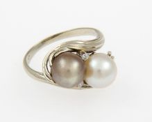 Ring mit 2 feinen Perlen und weißen SaphirenWeißgold 750 (geprüft). Vis-á-vis ausgefasst mit 1