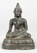 BuddhaBronze, dunkel patiniert. In sitzender Haltung im Lotossitz. Die rechte Hand in der