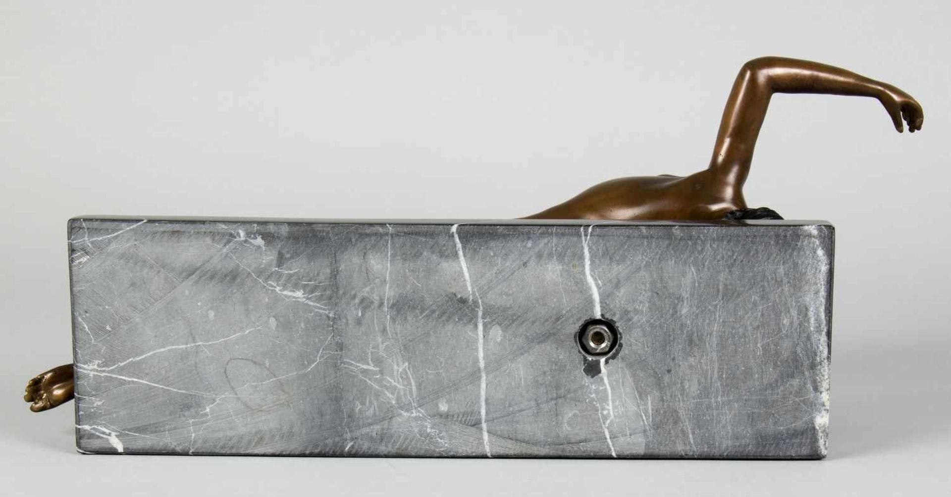 Unbekannt, 20. Jh.Liegender weiblicher Akt. Bronze, braun und schwarz patiniert. L. 59 cm. Auf - Bild 6 aus 6