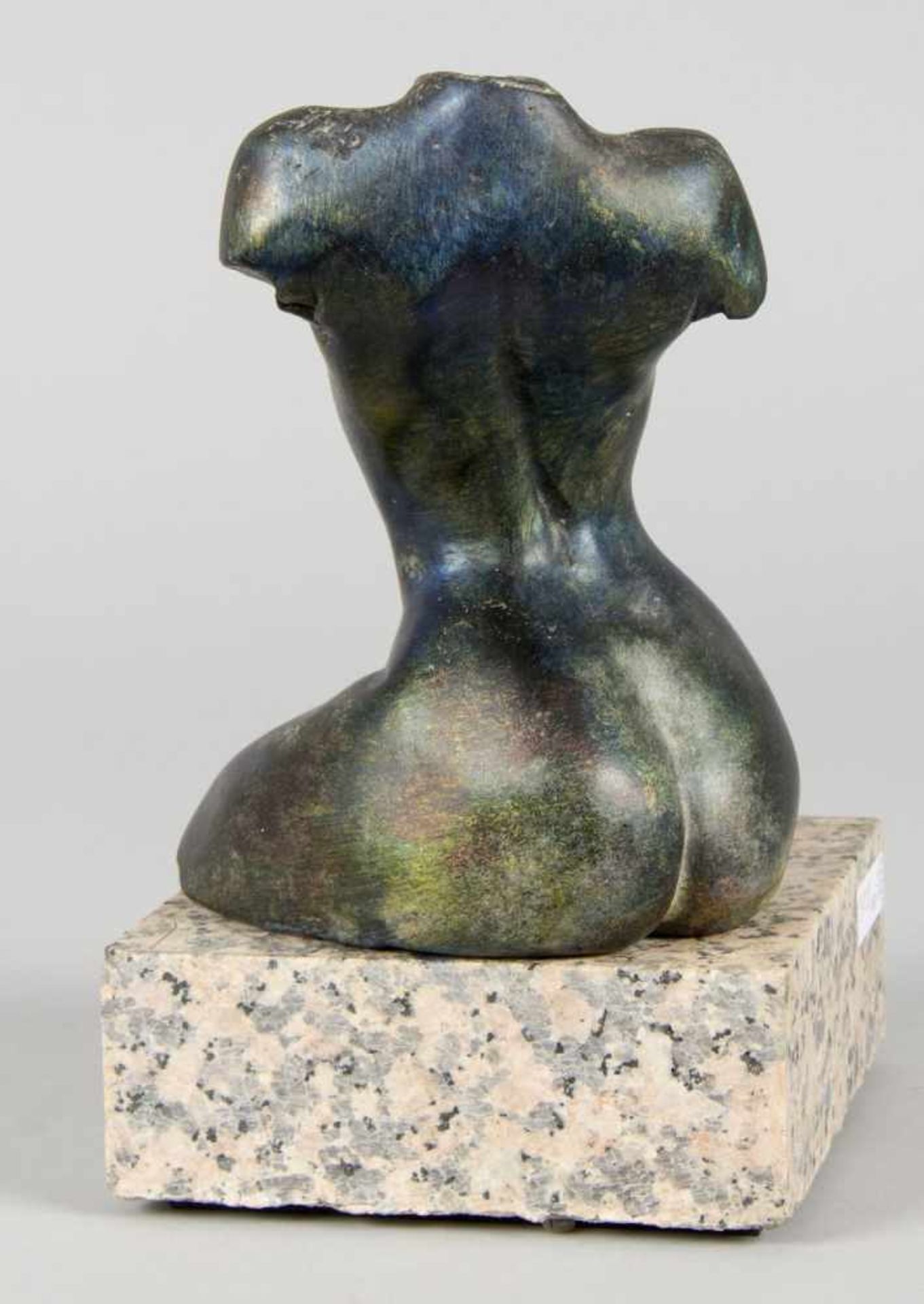 Unbekannt, 20. Jh.Torso eines weiblichen Aktes. Bronze, grün-schwarz patiniert. H. 18 cm. Auf - Bild 3 aus 4