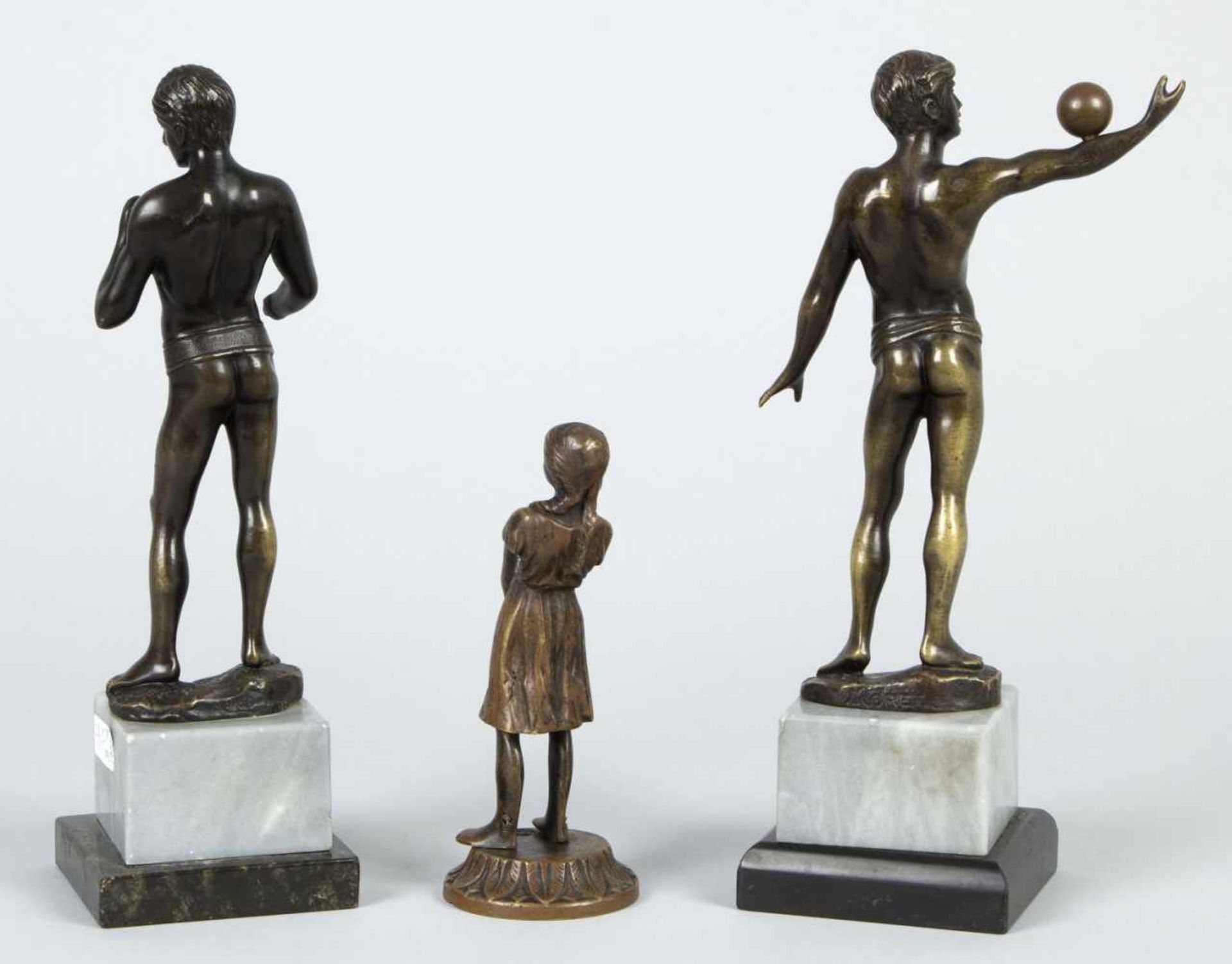Moret, Alfred u.a.Athleten. Stehendes Mädchen. 3 Bronzen. 2 sign. 2 auf Marmorsockel. H. bis 26,5 - Bild 2 aus 2