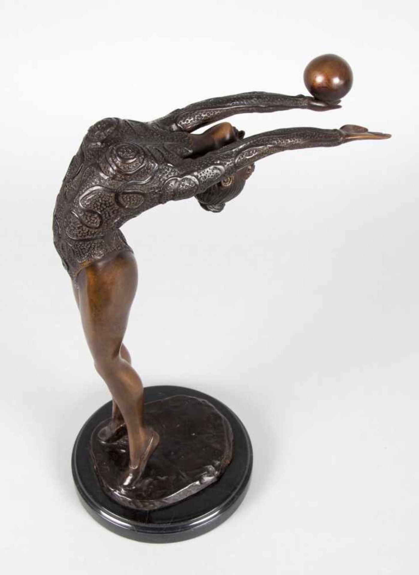 Unbekannt, 20. Jh.Tänzerin mit einem Ball. Stehender weiblicher Akt. 2 Bronzen, braun patiniert. - Bild 4 aus 8