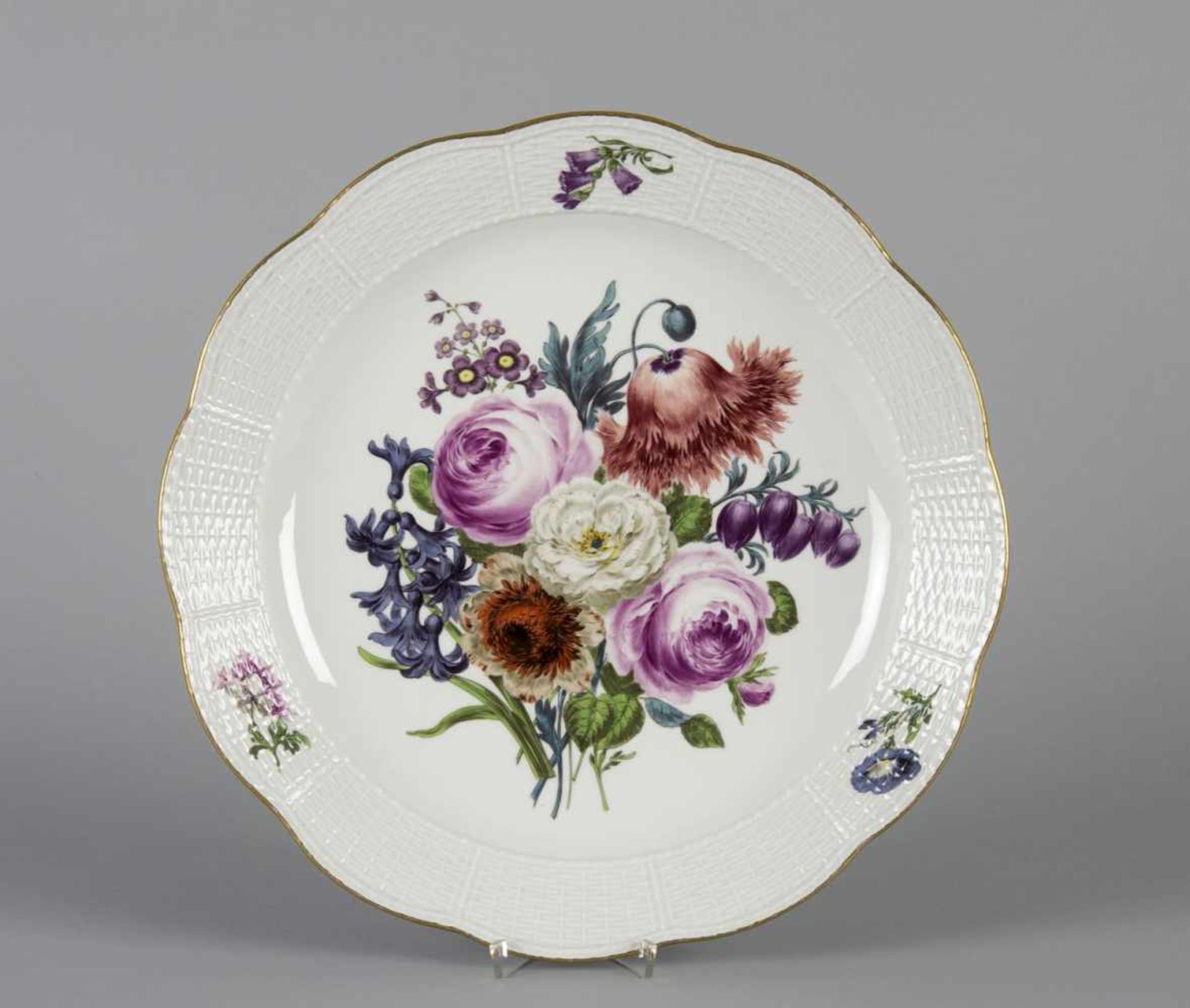Große runde PlatteForm: Korb. Polychrome florale Bemalung. Goldrand. Marke: Meissen, 1910. D. 40
