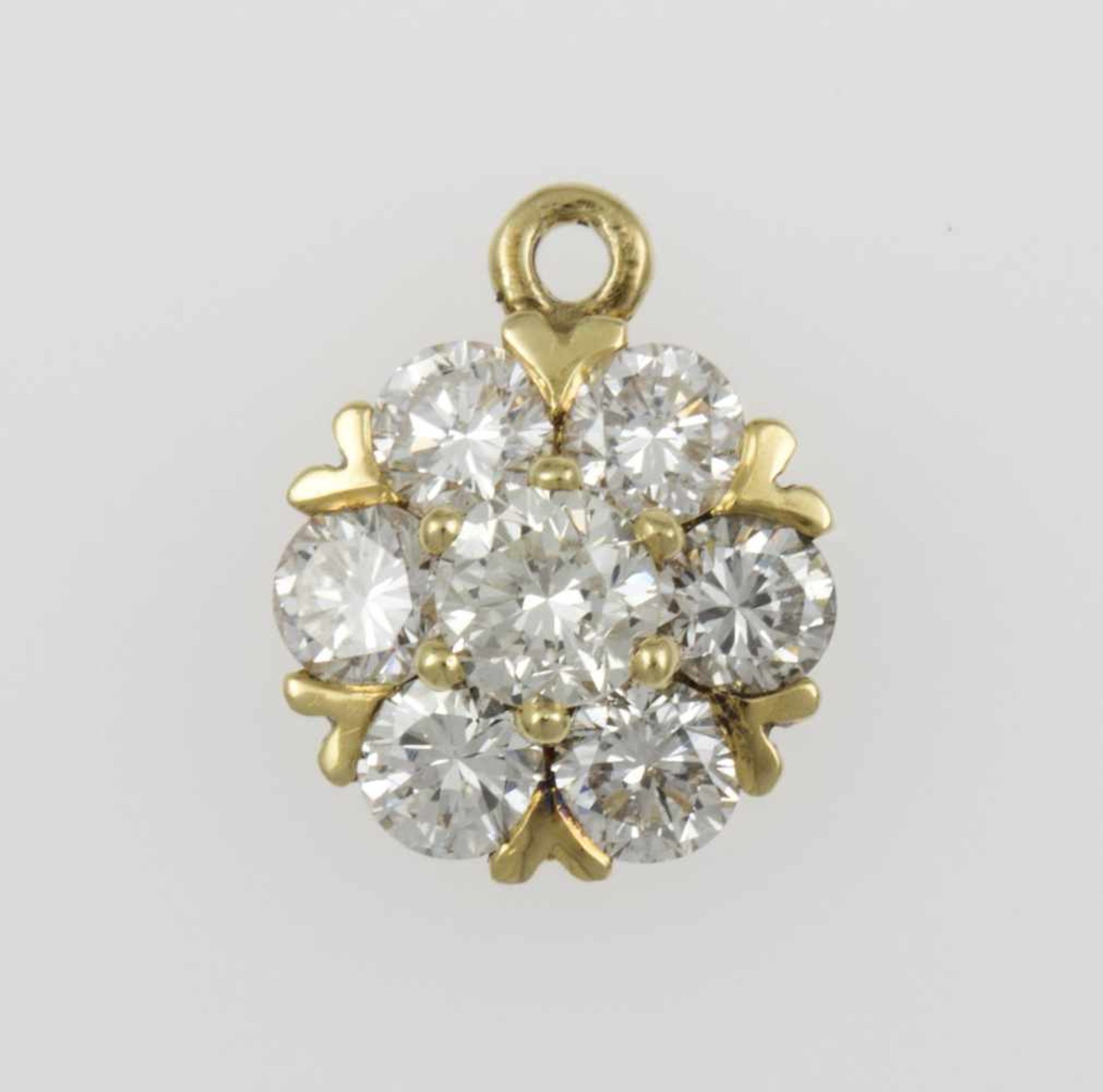 Kleiner Brillant-AnhängerGelbgold 585 (geprüft). Ausgefasst mit 7 Brill. zus. ca. 0,8-0,9 ct,