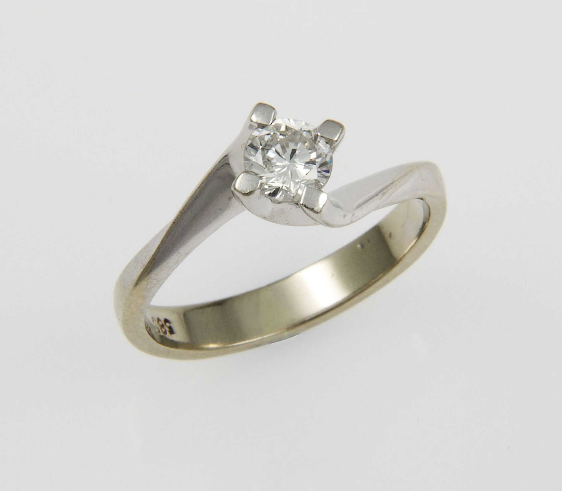 Zarter Solitär-Brillant-RingWeißgold 585. Ausgefasst mit Brill. ca. 0,35 ct, Feines Weiß/SI. RG