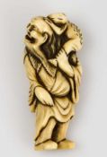 Netsuke Gama SenninElfenbein. Japan, frühes 19. Jh. H. 5,5 cm. Bitte beachten Sie, dass dieses