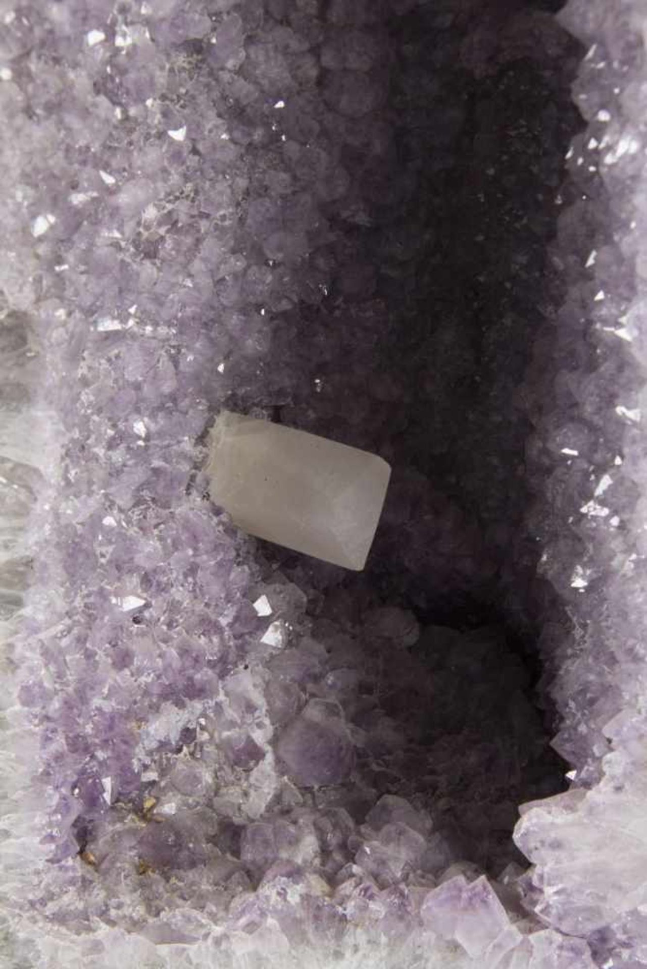 AmethystdruseAuskristallisierte Druse, mittig von fliederfarbenen Amethysten und Calciten überzogen. - Bild 2 aus 3