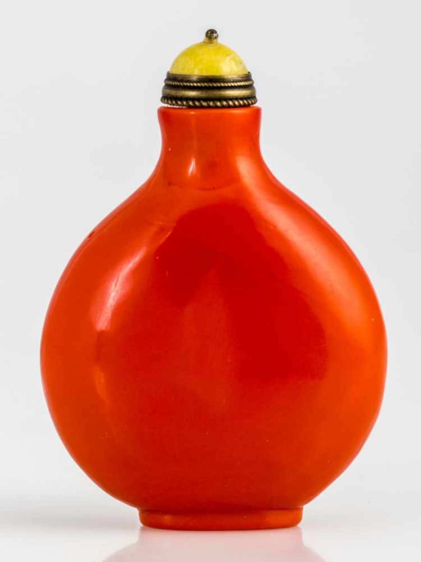 Snuff bottleRot-oranges Pekingglas. China, 20. Jh. H. 7,5 cm. Stöpsel rep.