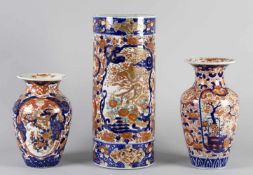 Zwei Vasen und SchirmständerPorzellan. Versch. Formen und Imari-Dekore u.a. florale Muster mit