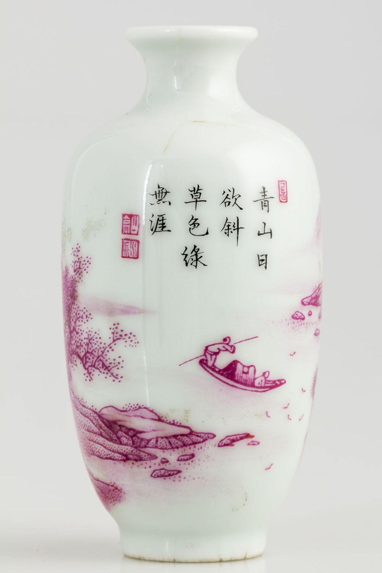 Kleine VasePorzellan. Landschaftsdekor in Rosa. Bodenmarke. Republik China. H. 10 cm. Sprünge. - Bild 2 aus 3
