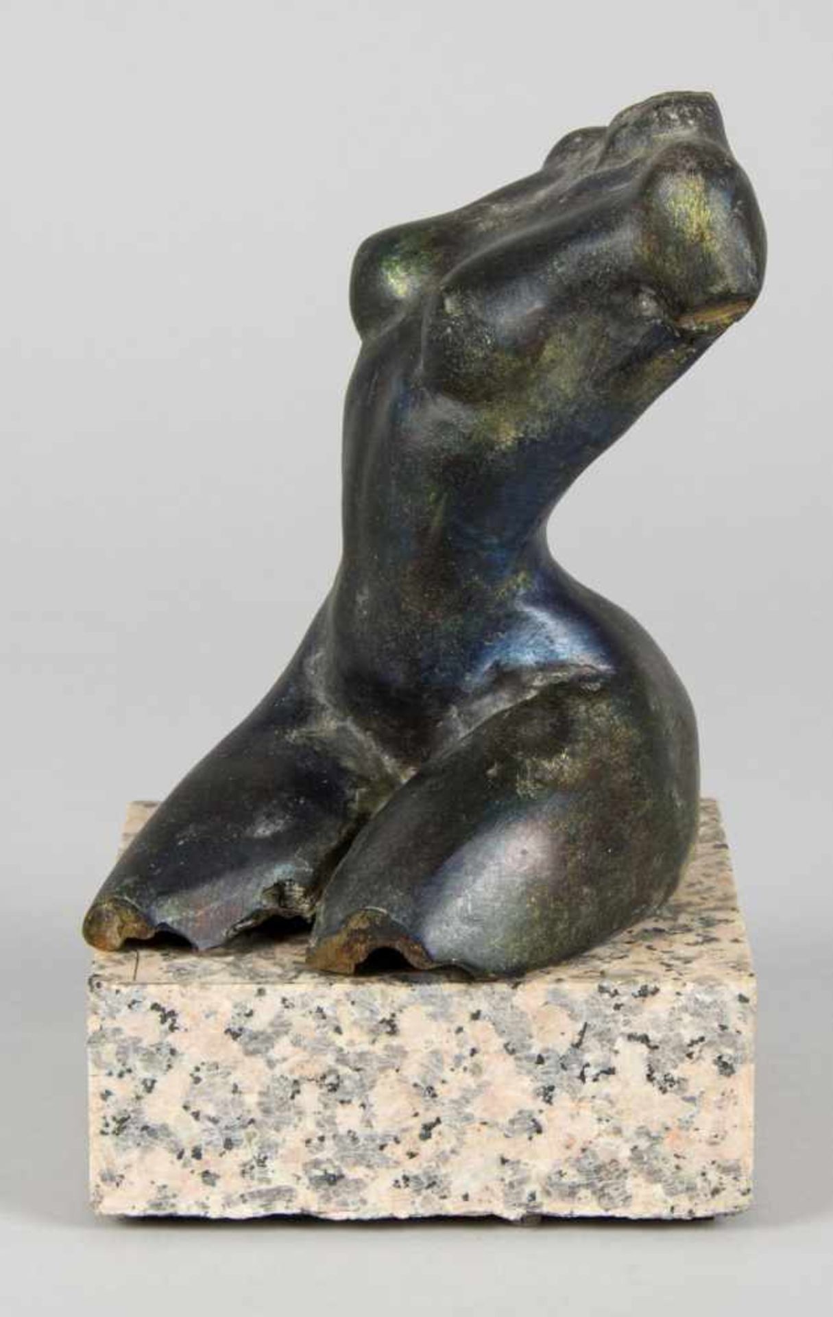 Unbekannt, 20. Jh.Torso eines weiblichen Aktes. Bronze, grün-schwarz patiniert. H. 18 cm. Auf