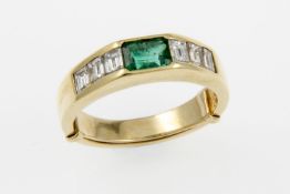 Smaragd-Diamant-RingGelbgold 585. Schmaler Bandring ausgefasst mit Smaragd im Baguette-Schliff und 6
