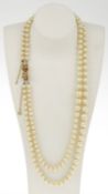 Klassisches Perlencollier, 2-reihigChampagnerfarbene Akoya-Zuchtperlen, verlaufend, D. ca. 5,98-10