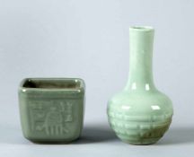 Vase und CachepotPorzellan. Seladonglasur. Mit versch. Reliefdekoren. 1 mit Exportsiegel. China.