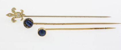 Drei KrawattennadelnGelbgold 585 (geprüft). U.a. Dia.-Rosen und blaue Spinelle. Zus. ca. 3,3 g.