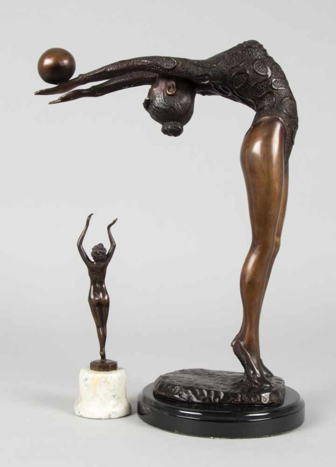 Unbekannt, 20. Jh.Tänzerin mit einem Ball. Stehender weiblicher Akt. 2 Bronzen, braun patiniert. - Bild 7 aus 8