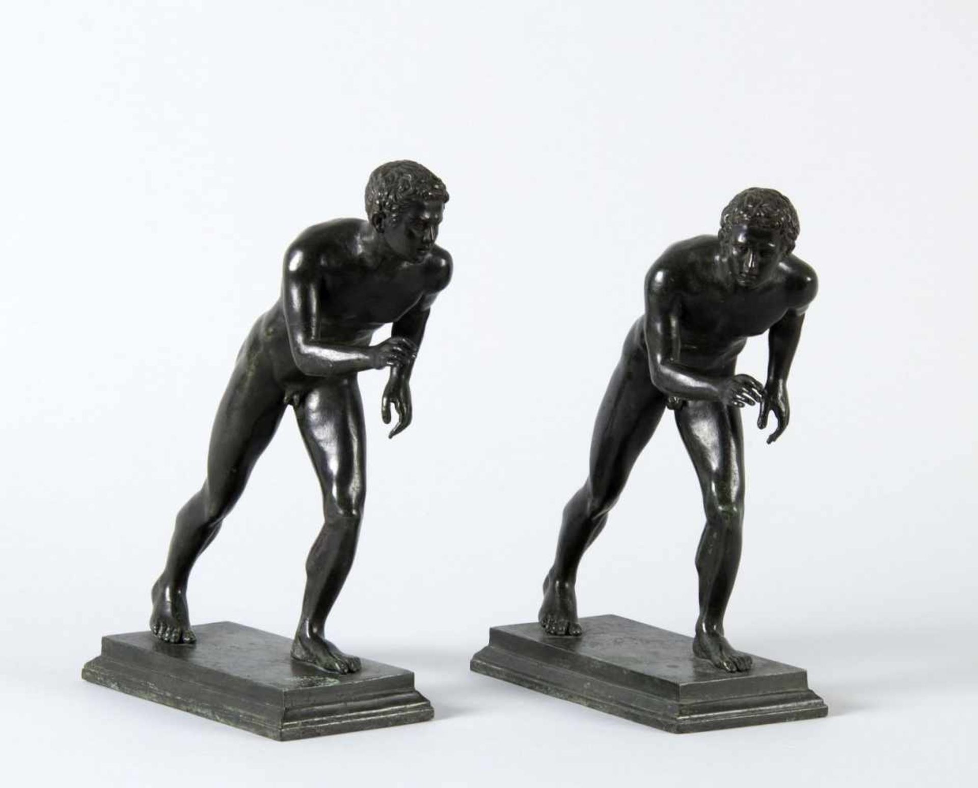 StaffelläuferZwei Bronzen nach den Figuren aus dem Herculaneum. Schwarz-grün patiniert. H. bis 29