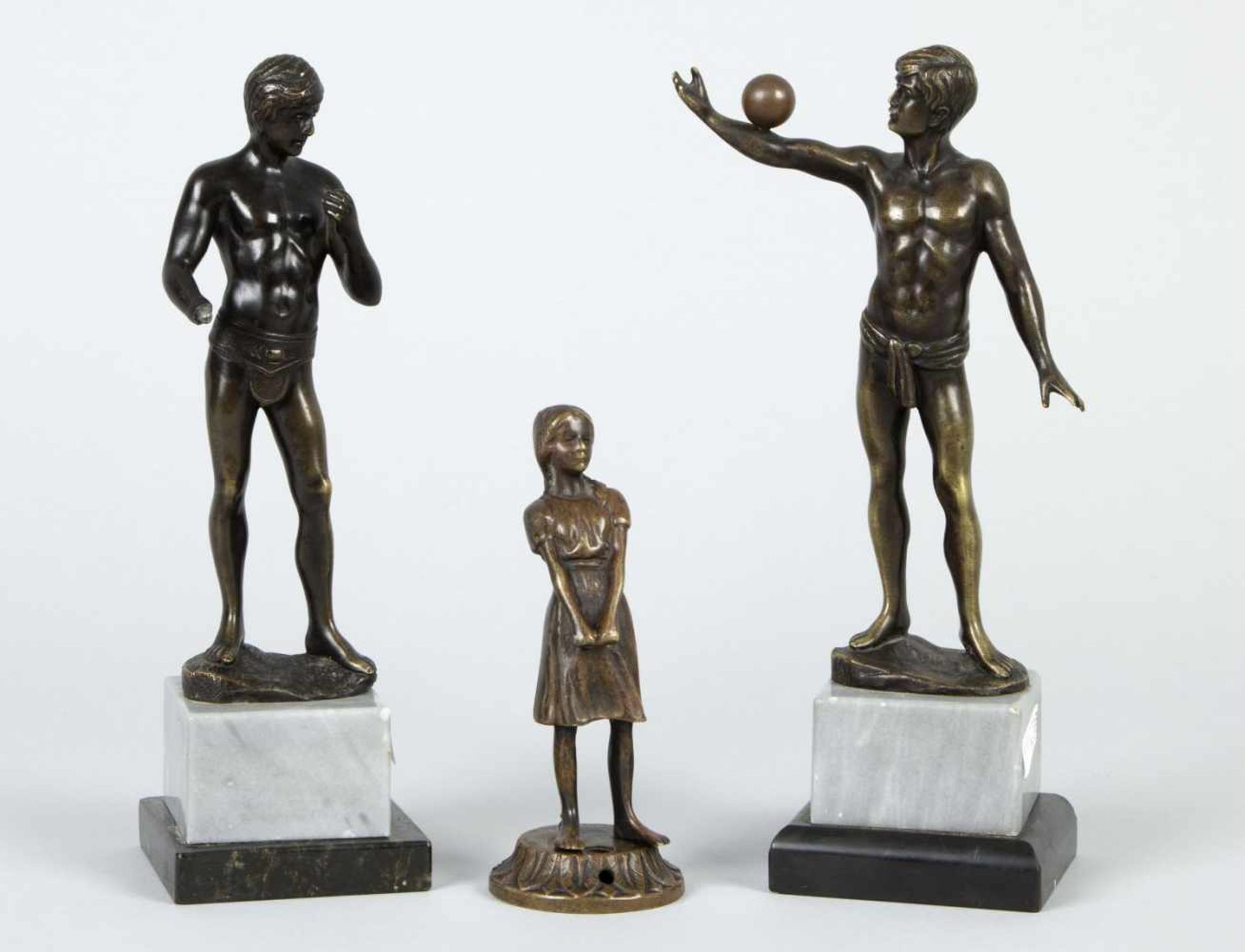 Moret, Alfred u.a.Athleten. Stehendes Mädchen. 3 Bronzen. 2 sign. 2 auf Marmorsockel. H. bis 26,5
