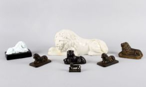 Sieben LöwenfigurenVerschiedene Materialien u.a. Keramik, Glas und Gusseisen. L. bis 39 cm. Tlw.