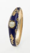 ArmreifGelbgold 750 (geprüft). Royalblauer Emaildekor und mit barockisierenden Gravurelementen.