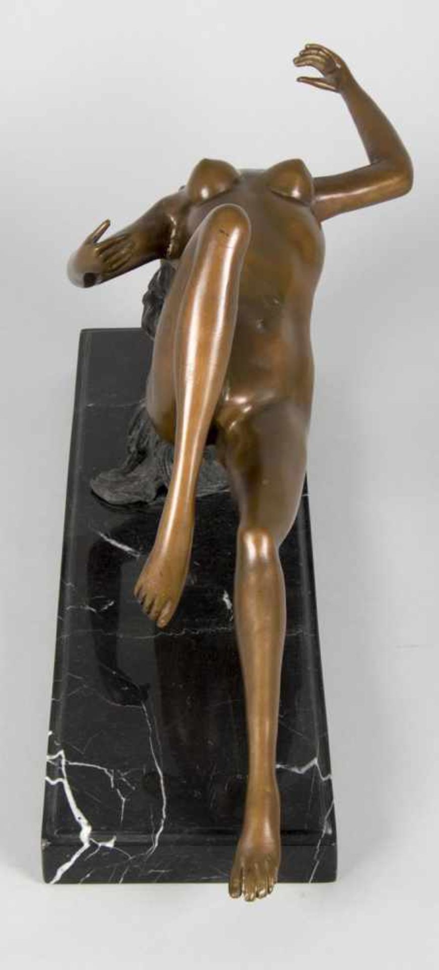 Unbekannt, 20. Jh.Liegender weiblicher Akt. Bronze, braun und schwarz patiniert. L. 59 cm. Auf - Bild 5 aus 6