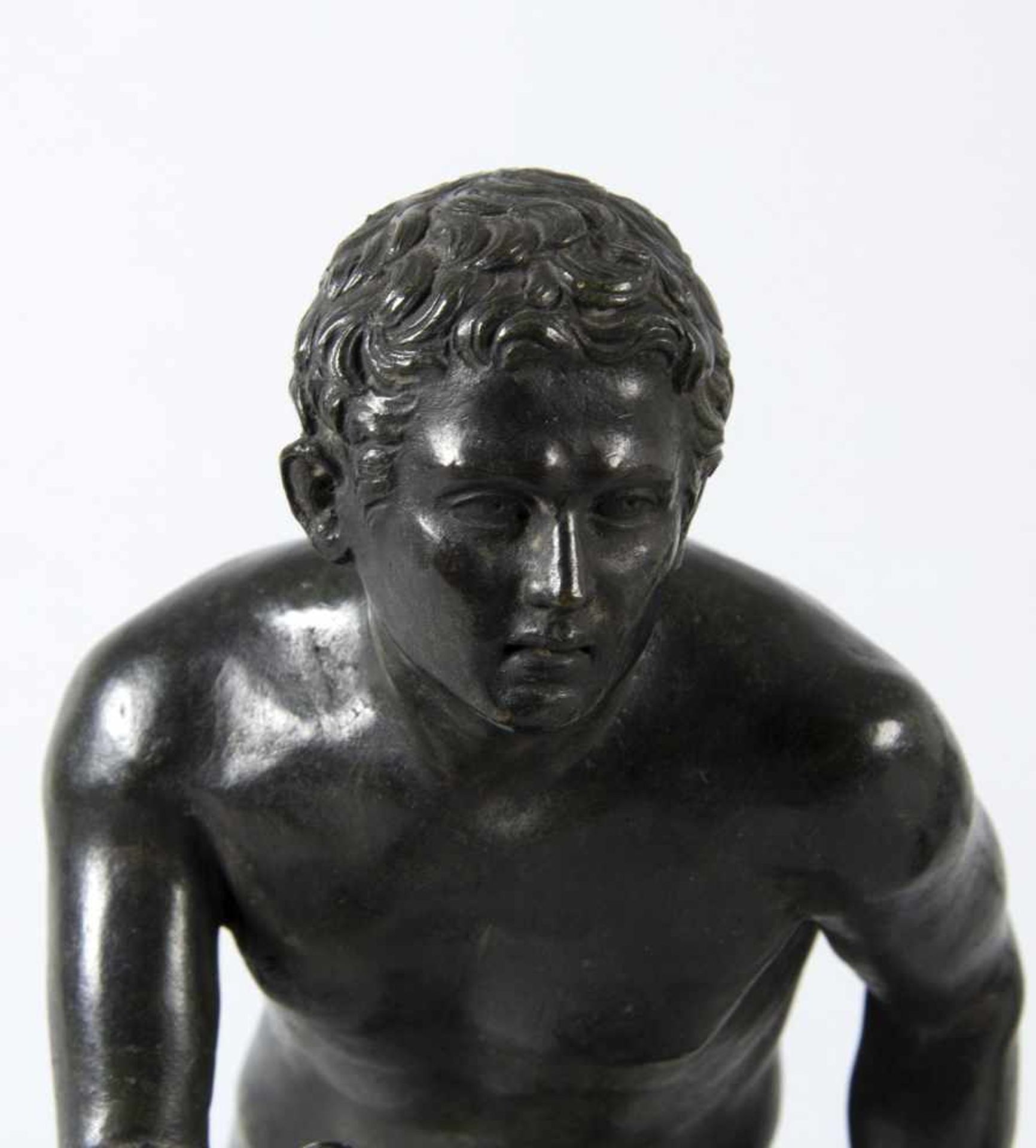StaffelläuferZwei Bronzen nach den Figuren aus dem Herculaneum. Schwarz-grün patiniert. H. bis 29 - Bild 3 aus 4