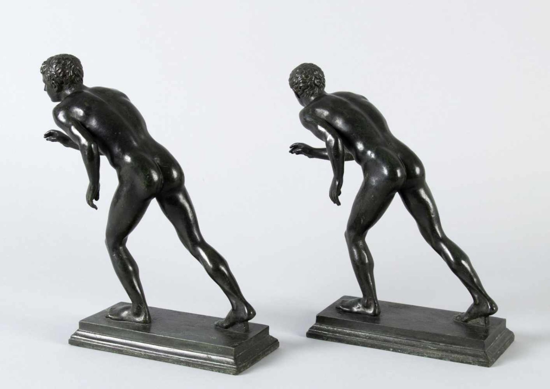StaffelläuferZwei Bronzen nach den Figuren aus dem Herculaneum. Schwarz-grün patiniert. H. bis 29 - Image 2 of 4