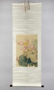 Wohl Yun, TiangVerblühende Pflanzen. Farbige Tuschzeichn. Rollbild. 62 x 40,5 cm.