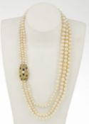 Klassisches Perlencollier, 3-reihigWeiße Akoya-Zuchtperlen, verlaufend, D. ca. 3,8-6,8 mm.