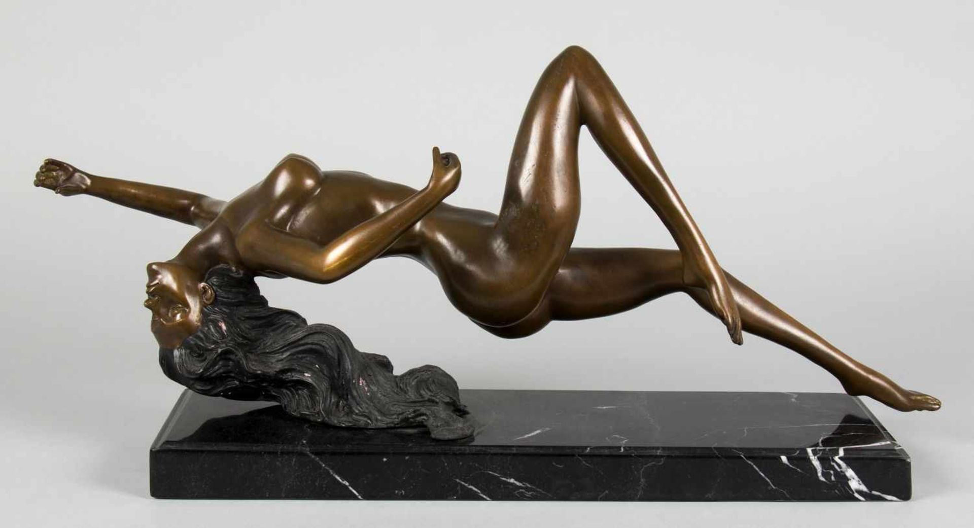 Unbekannt, 20. Jh.Liegender weiblicher Akt. Bronze, braun und schwarz patiniert. L. 59 cm. Auf