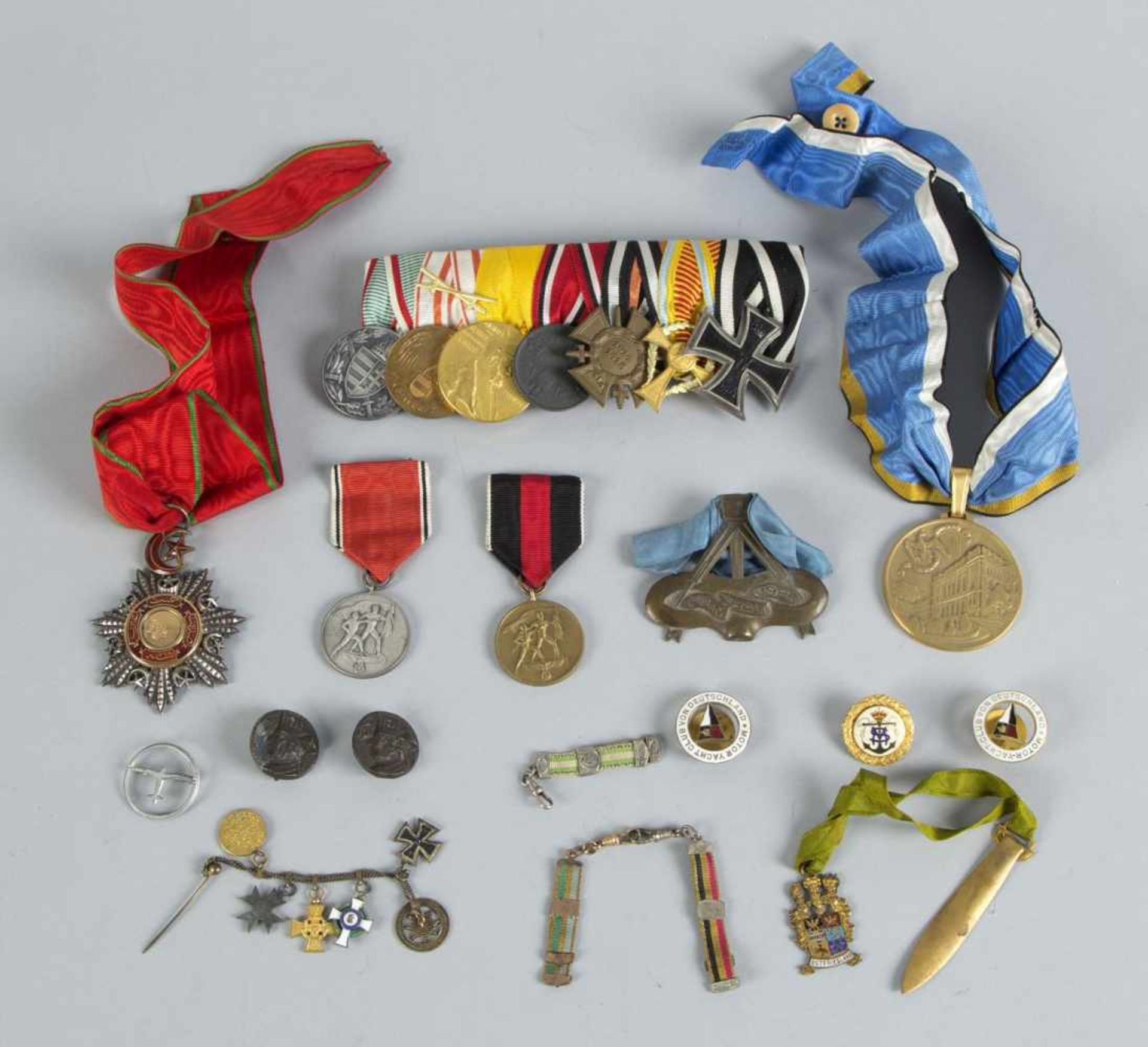 Konvolut Orden, Abzeichen und MedaillenUnter anderem Ordensspange mit Weltkriegs-Erinnerungsmedaille