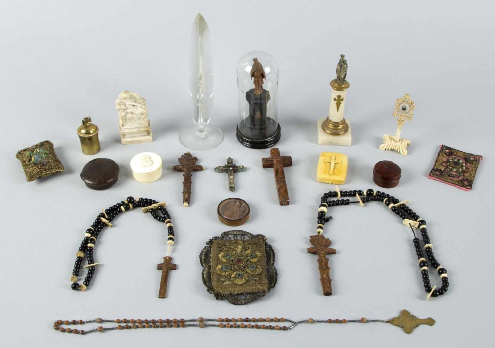 KonvolutDrei Rosenkränze, kleine Pietà, Chrisamdöschen, Reliquienkreuz u.a. Versch. Materialien u.a.
