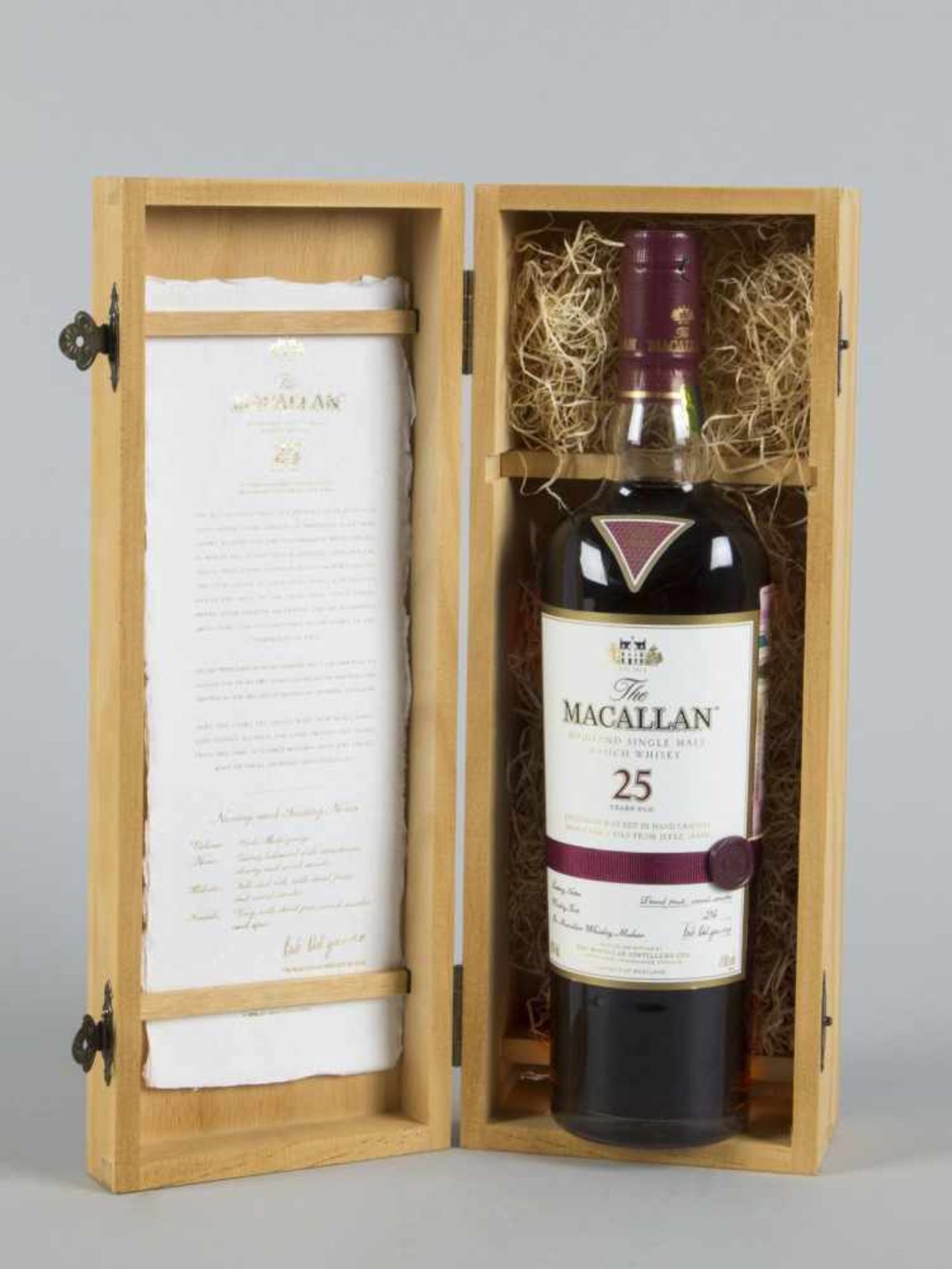 Flasche Macallan-Whisky 25 Years Old Triple CaskHighland Single Malt Scotch Whisky. 43 % vol. 0,7 l.