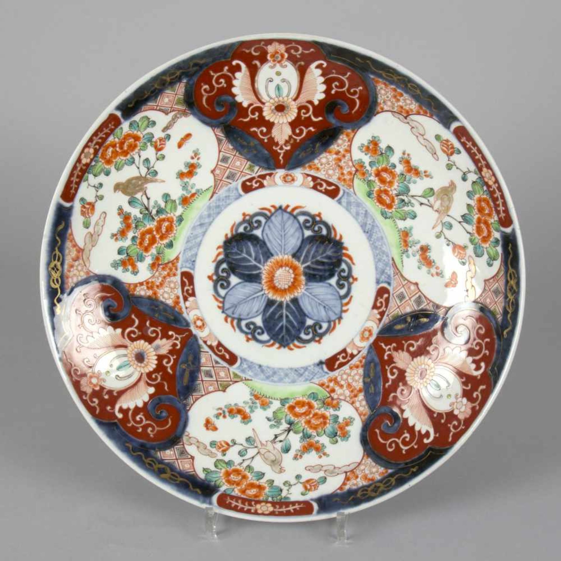Imari-TellerPorzellan. Runde Form. Polychromer Imari-Dekor mit Vögeln und floralen Motiven.