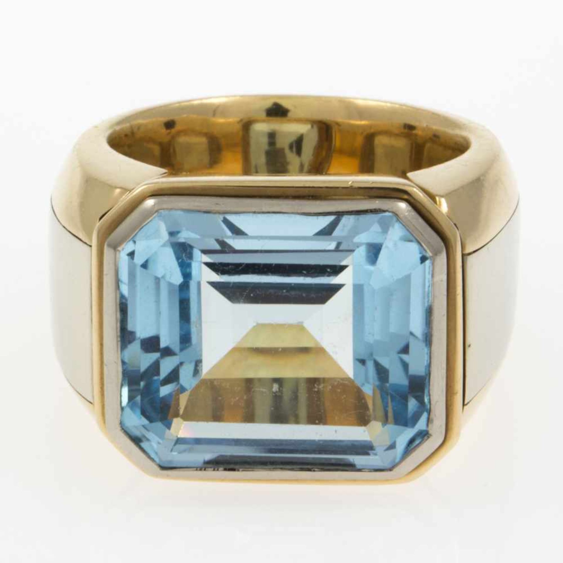 Topas-MantelringGelbgold 750. Ausgefasst mit rechteckigem blauen Topas ca. 12-13 ct. RG 55. Ca. 31 - Bild 2 aus 3