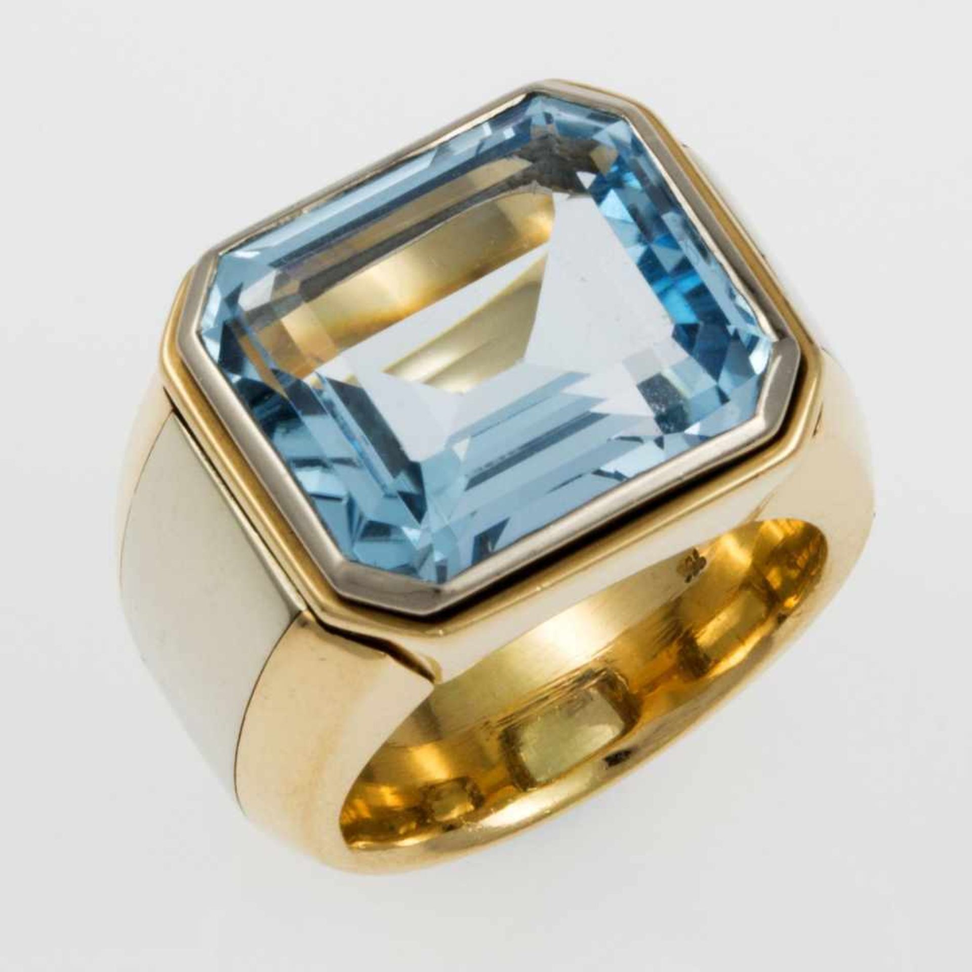 Topas-MantelringGelbgold 750. Ausgefasst mit rechteckigem blauen Topas ca. 12-13 ct. RG 55. Ca. 31