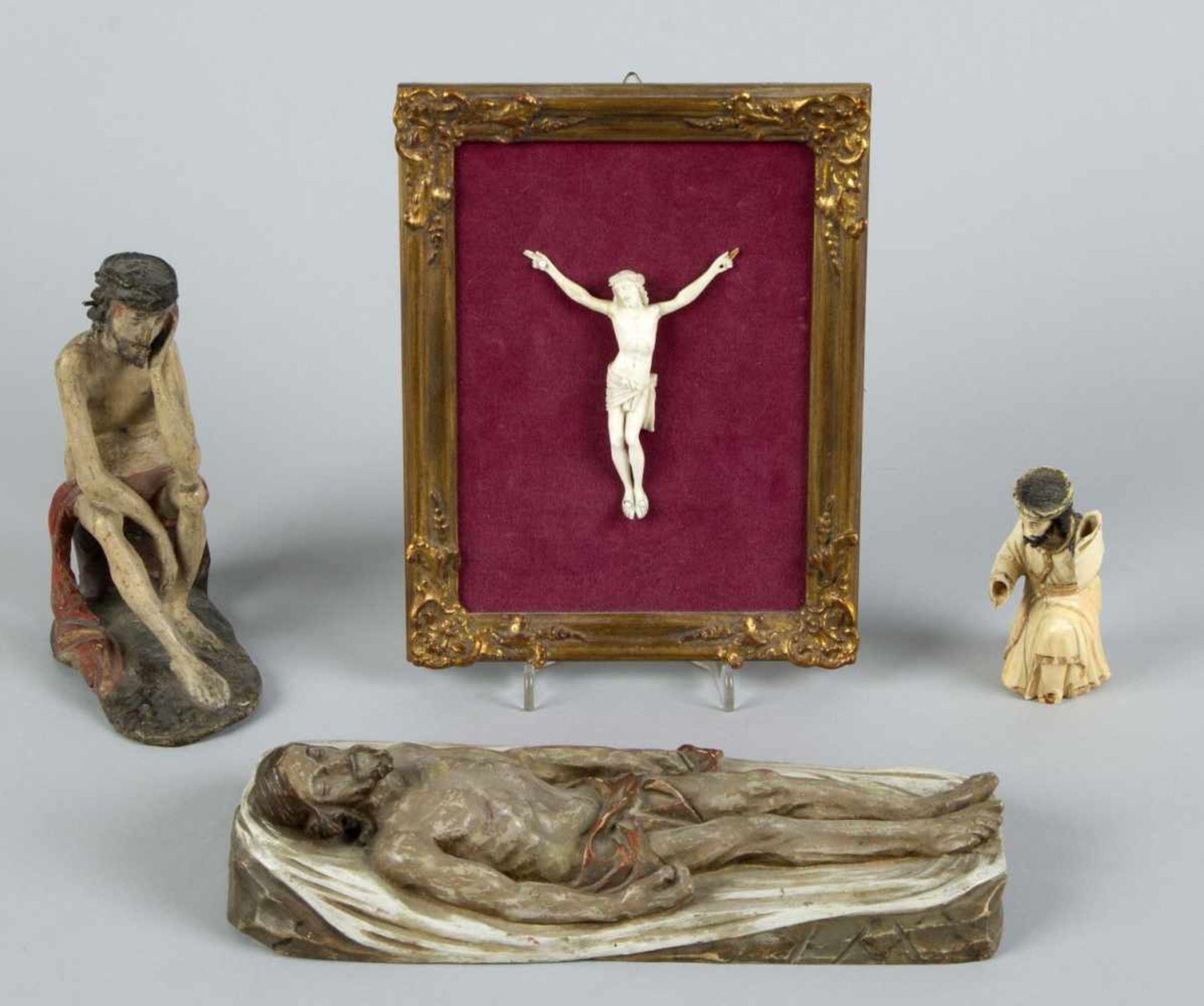 Vier Christus-DarstellungenHolz bzw. Elfenbein, geschnitzt. Farbfassungen. Christus fällt unter