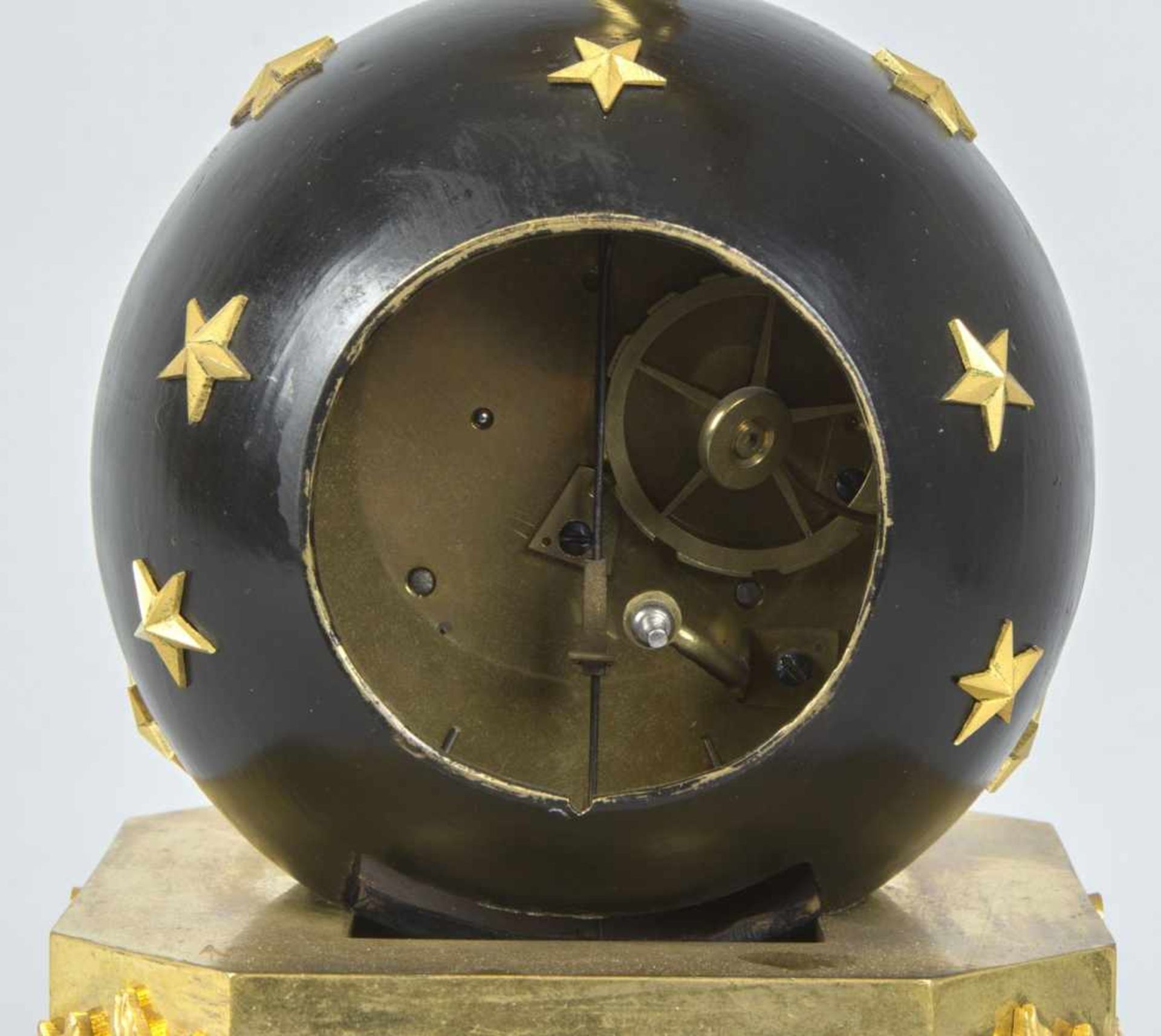 PenduleBronze, vergoldet. Reliefdekor. Achtseitiger Sockel. Bekrönender Amor. Kugelförmiges, schwarz - Bild 3 aus 3