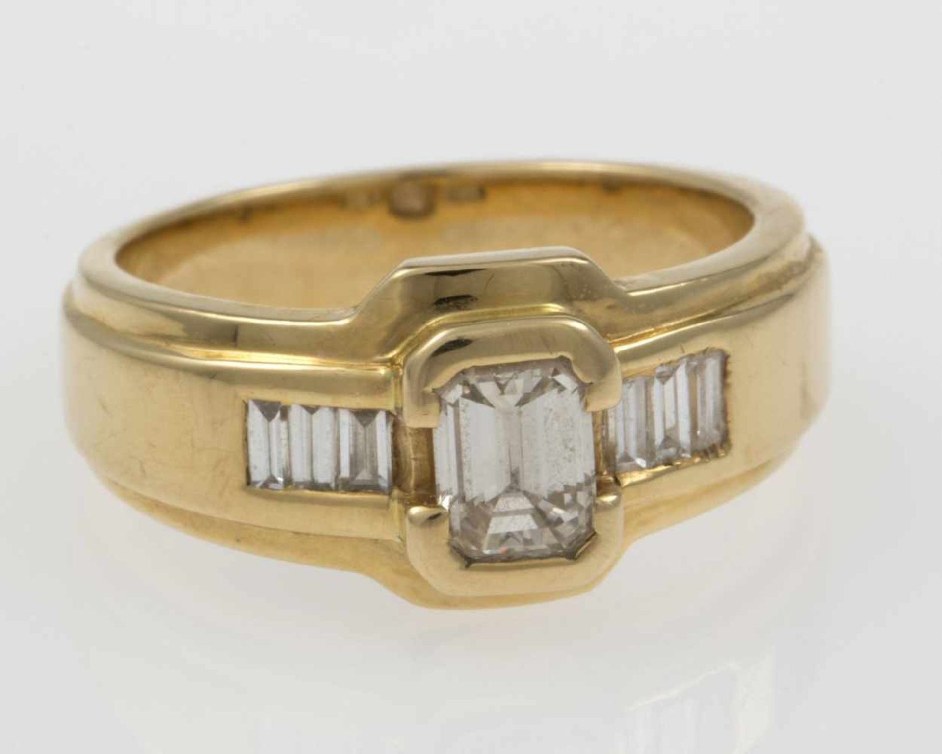 Diamant-RingGelbgold 750. Ausgefasst mit Dia. ca. 0,5 ct im Emerald Cut und Dia.-Baguetten. RG 53.