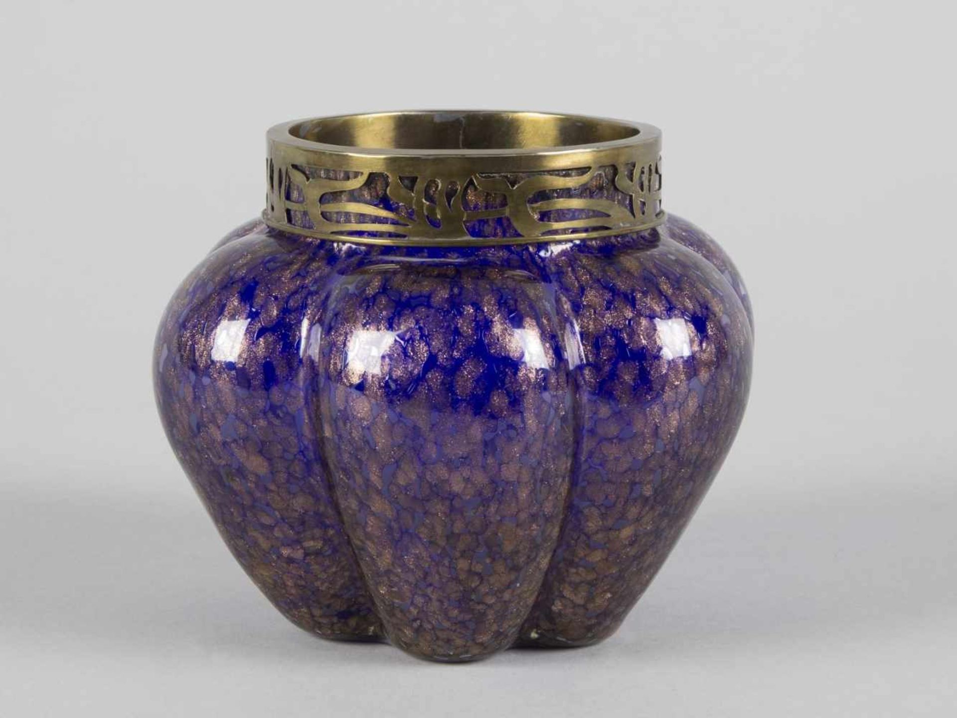 VaseKobaltblaues Glas, überfangen mit farbl. Glas mit Aventurinflocken. Sechsfach gemuldeter