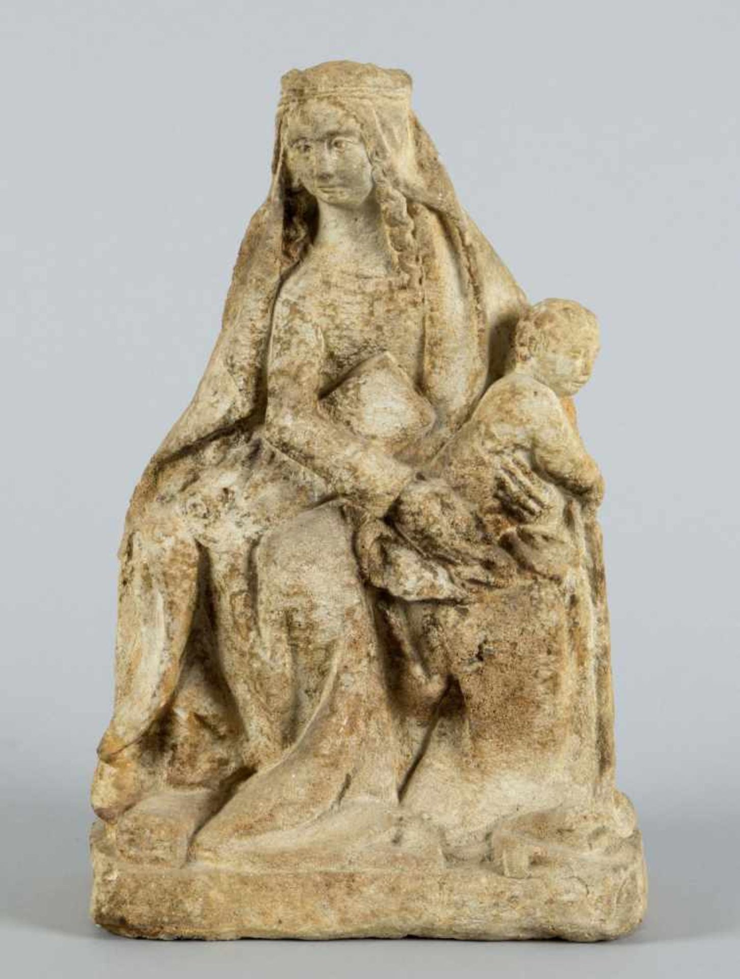 Madonna mit KindSandstein. In thronender Haltung. H. 33 cm.