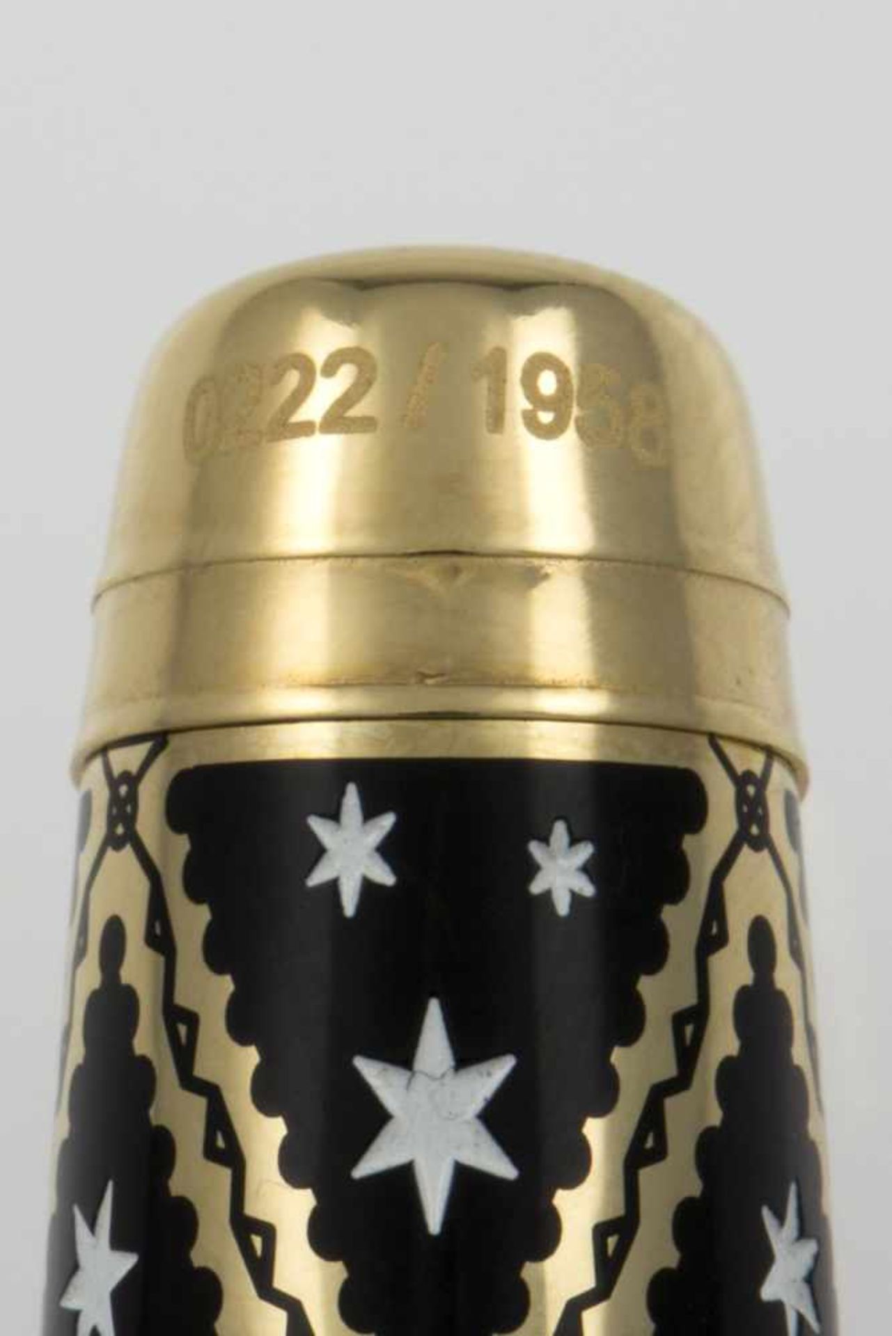 Feiner Caran d'Ache-Füllfederhalter ZivagoSchwarzer Chinalack. Handgravierter Dekor in Gold und Weiß - Bild 5 aus 6