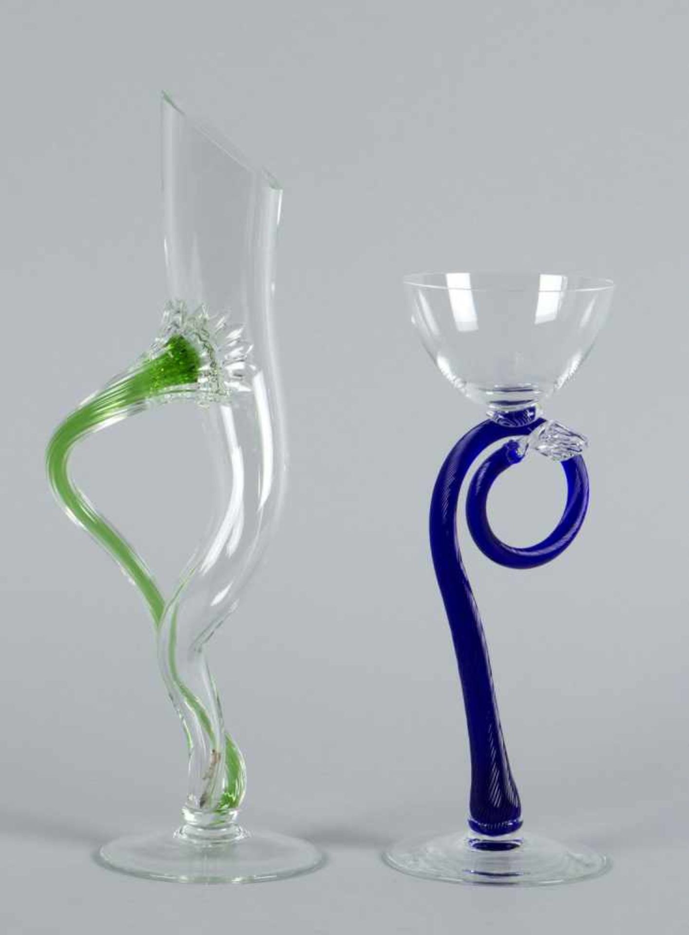 Pokal und Vase von Borek SipekFarbloses und kobaltblaues bzw. grünes Glas, formgeblasen. Versch.